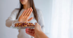 女人拒绝食物